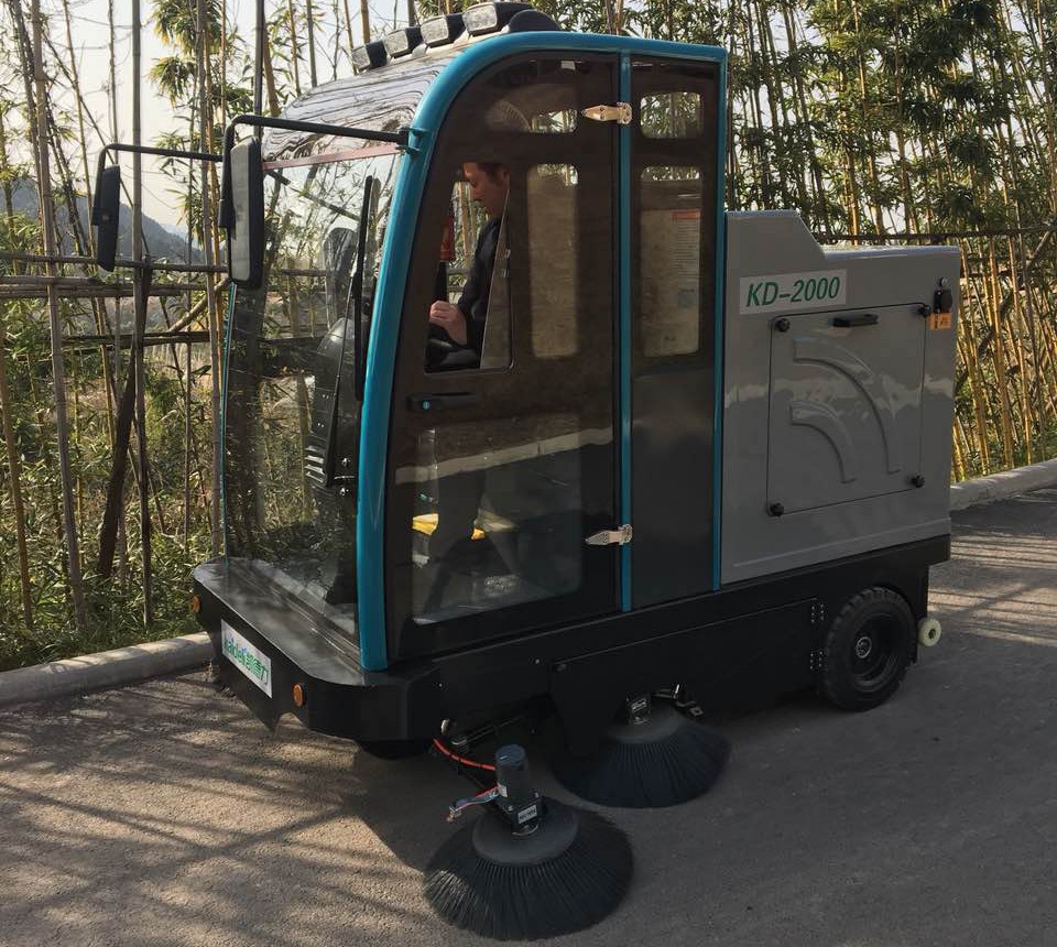 景区公园使用电动驾驶扫地机